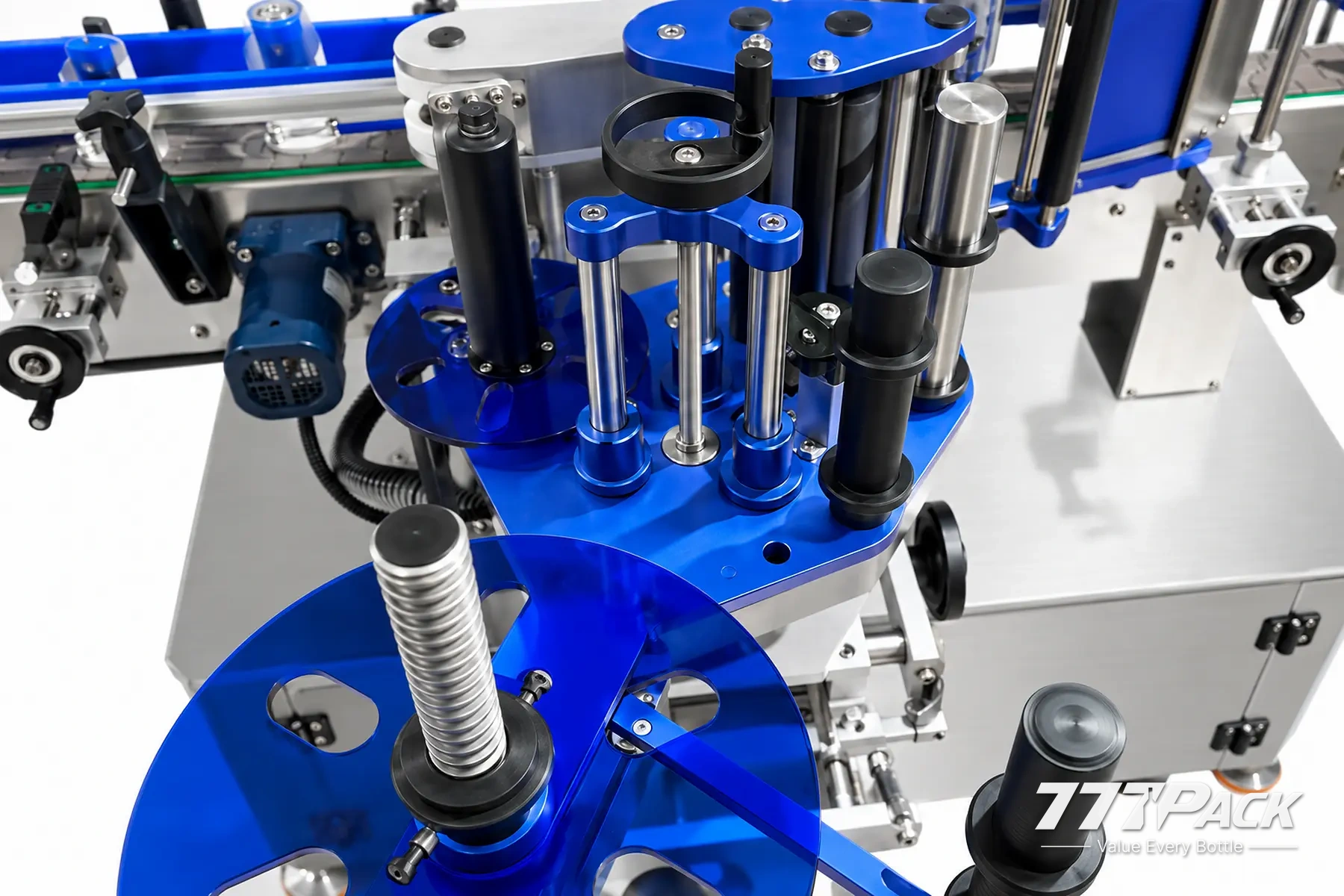 Servo-driven labeling station and bottle conveyor on the CY-020 self-adhesive labeling machine